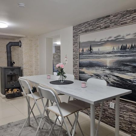 Apartament Moonlight - Trevlig Kallarlagenhet Broby Zewnętrze zdjęcie
