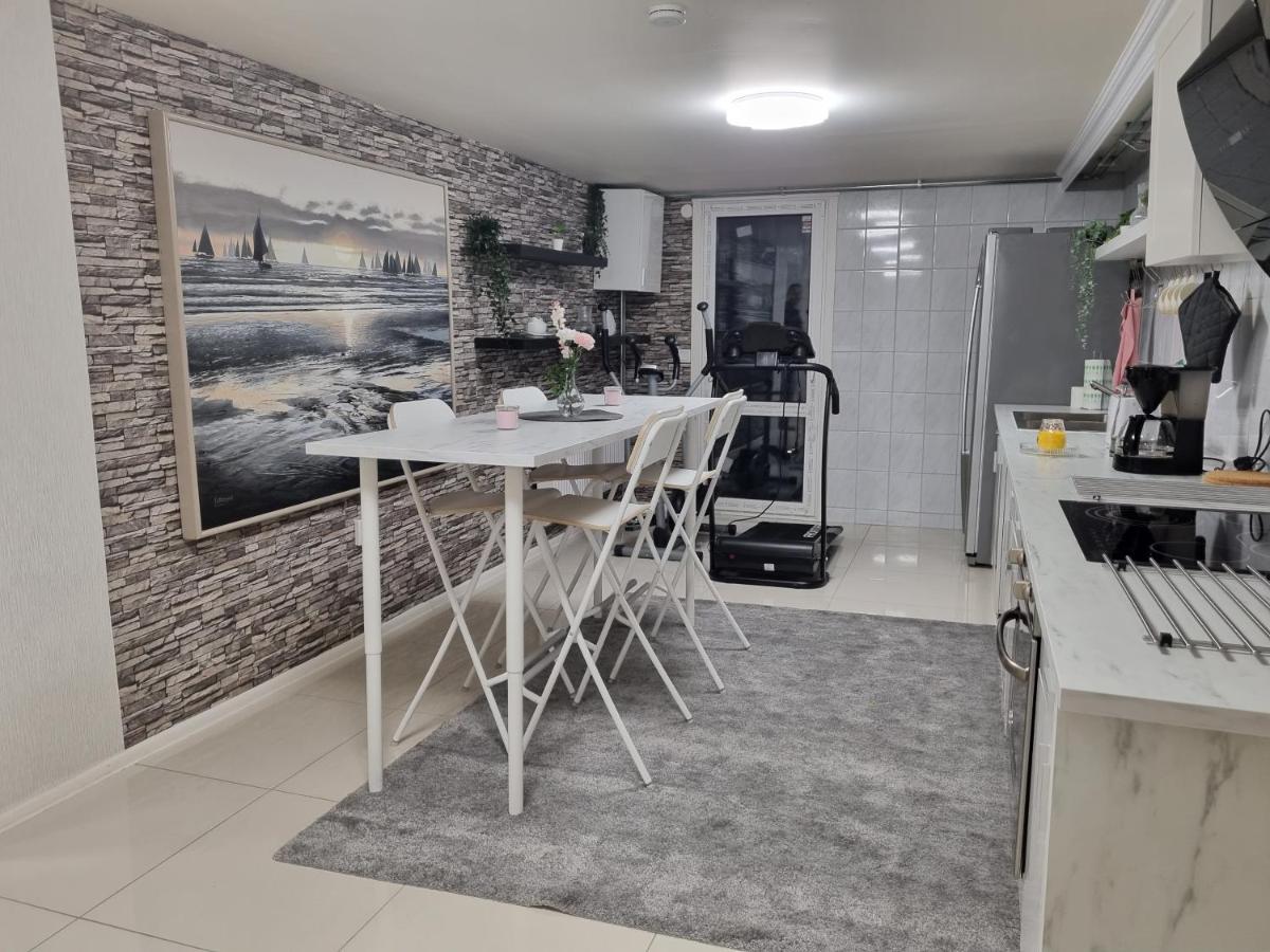Apartament Moonlight - Trevlig Kallarlagenhet Broby Zewnętrze zdjęcie